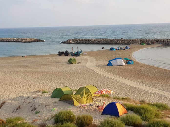 Campo di Mare 1 – Brindisi 0: distribuiti sacchetti per la notte di S. Lorenzo e la spiaggia resta pulita
